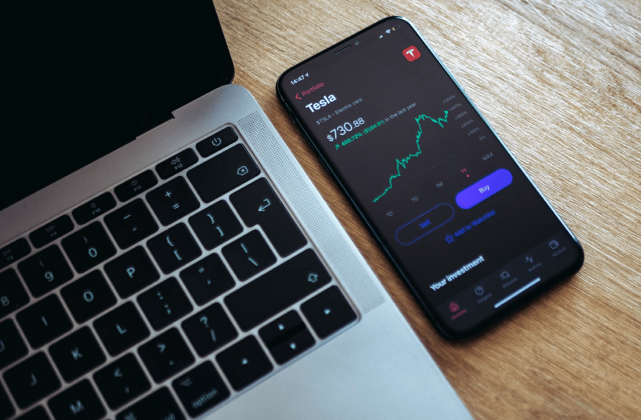 Cash ISA vs. Stocks and Shares ISA Targeting LongTerm Growth